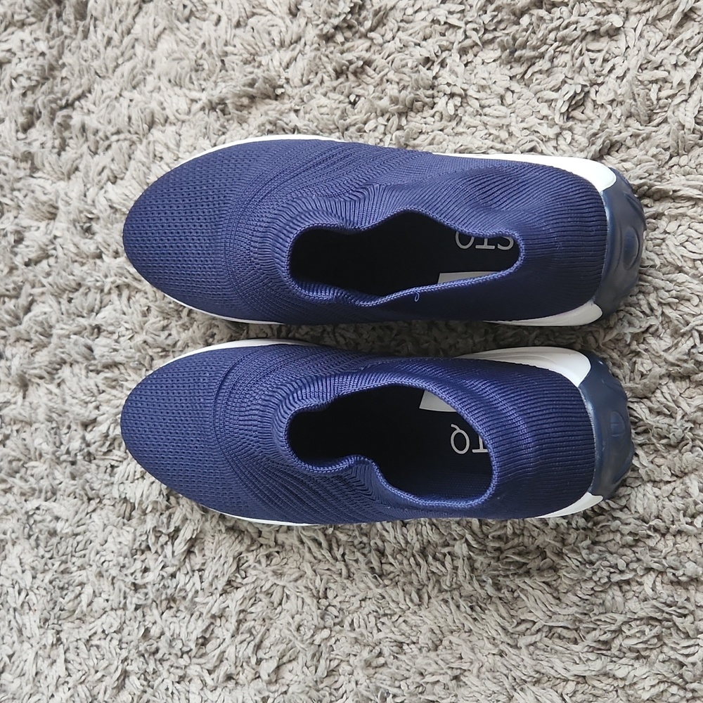 Navy blue slip on tennis shoes 👟